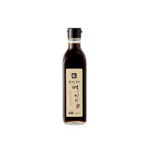 Load image into Gallery viewer, Mcgguroom Golden Light Maekganjang Soy Sauce - 맥꾸룸 100% 한국산 황금빛 맥간장 (Best By: Feb. 2027)
