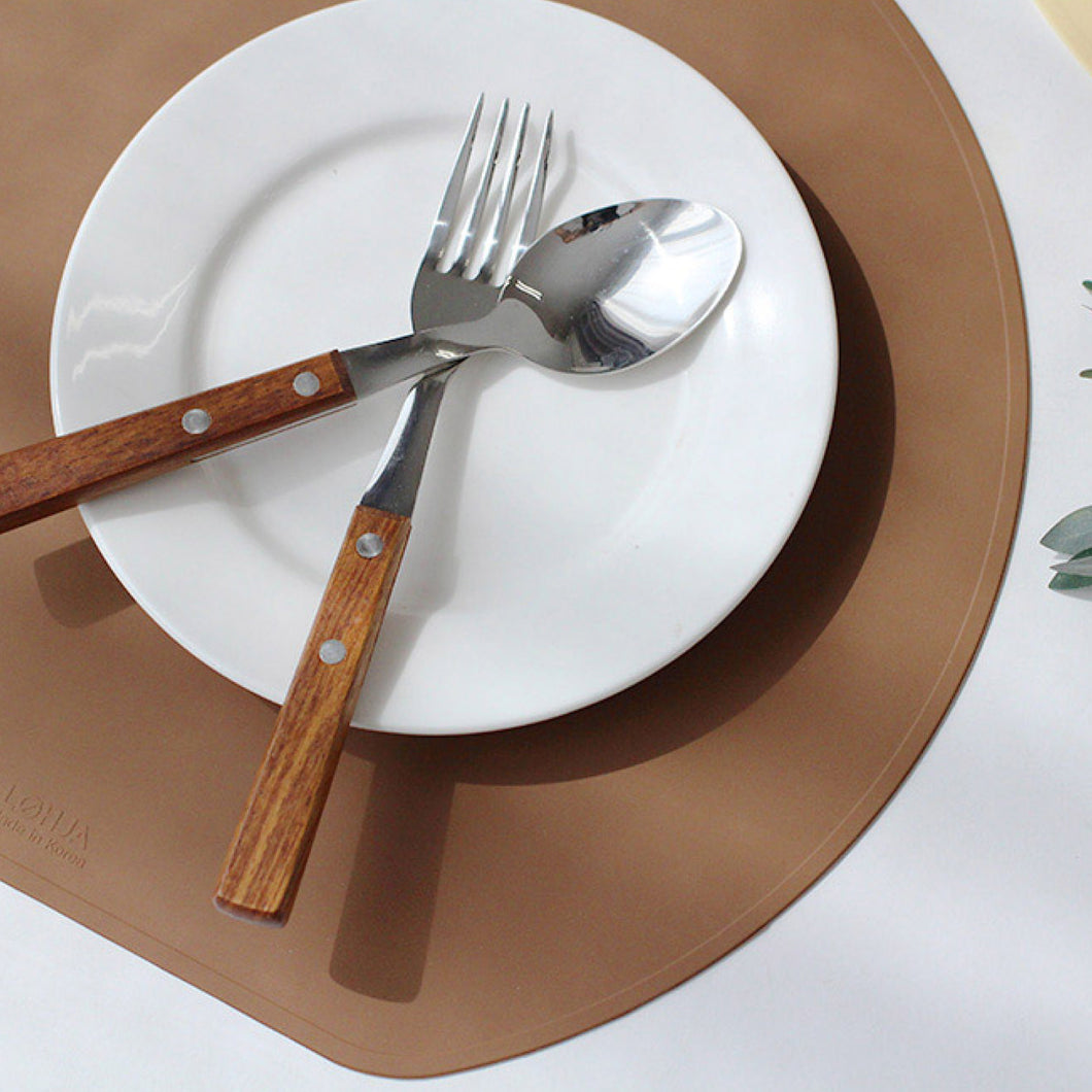 Acacia Brown Silicone Half Moon Placemat - 아카시아 브라운 실리콘 반원 플레이스매트