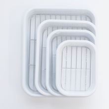 Load image into Gallery viewer, White Enamelware Tray and Oil Drain Rack - 아카시아 법랑밧드와 밧드망
